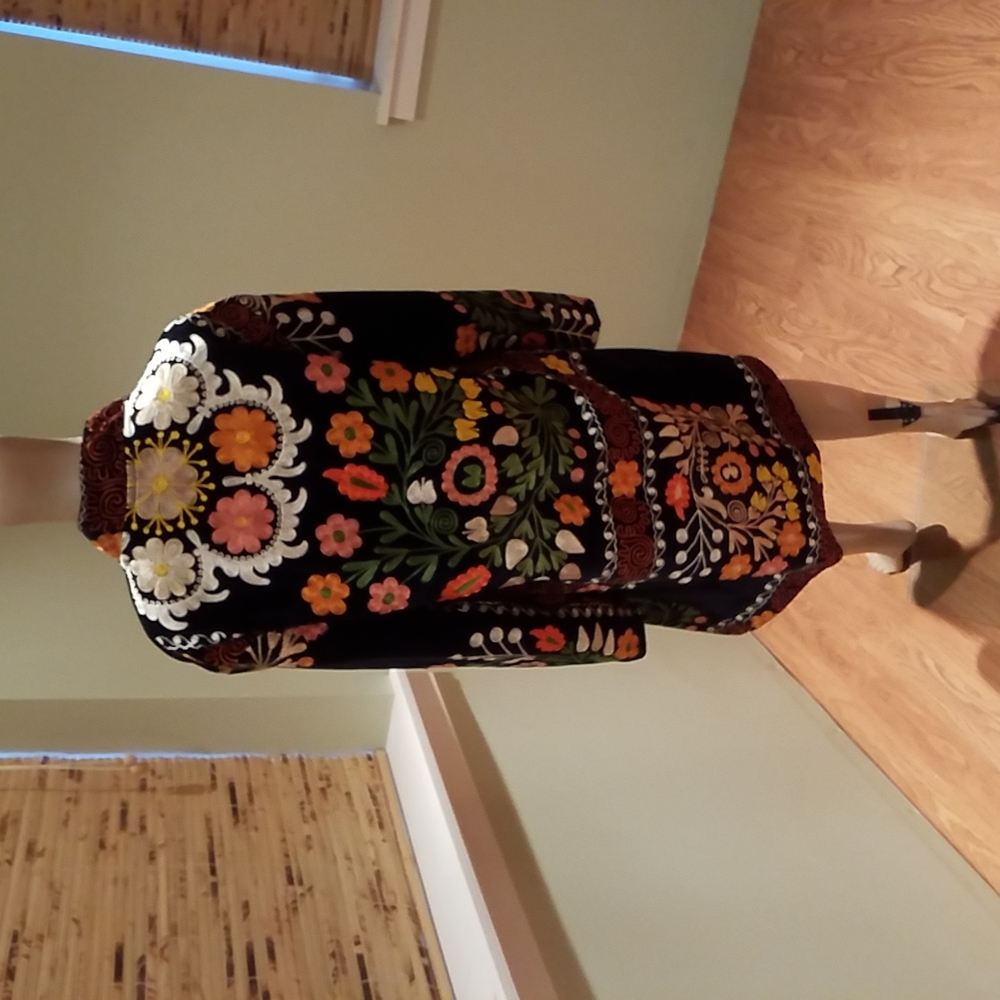 Black Velvet Embroidered With Colorful Flowers Coat Size M - Picture 3 of 6